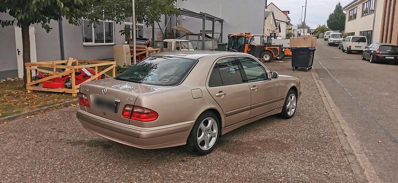 Beige Gebraucht 2000 Mercedes E220 Limousine | 3.399 € (Etwas zu teuer) - Bild 1/4
