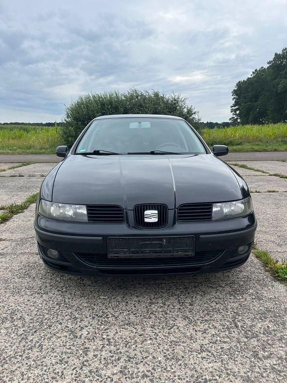 Schwarz Gebraucht 2003 Seat Leon Stella Limousine | 500 € (Guter Preis) - Bild 1/4