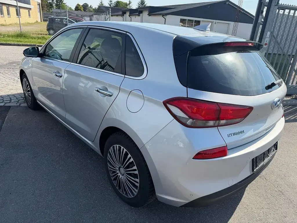 Gebraucht Hyundai i30 Premium 120 PS (88 kW) 2017 Silber Limousine