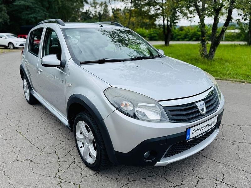 Grau Gebraucht 2011 Dacia Sandero Stepway Kleinwagen | 4.890 € (Teuer) - Bild 1/4