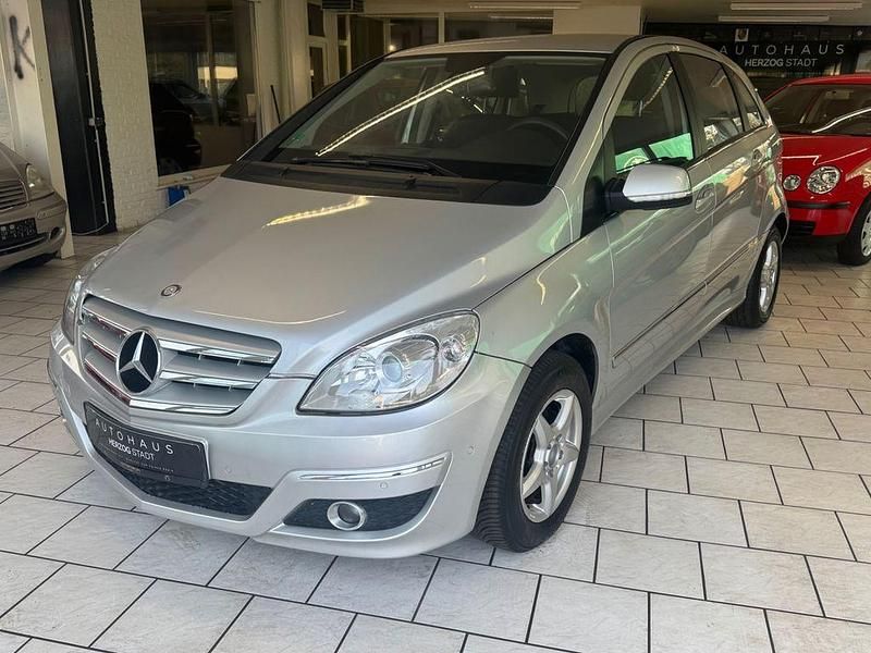 Gebraucht Mercedes B180 95 PS (69 kW) 2011 Silber Van / Kleinbus