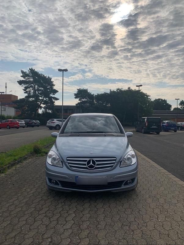 Blau Gebraucht 2005 Mercedes B180 Van / Kleinbus | 5.500 € (Fairer Preis) - Bild 1/4