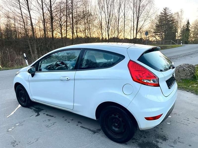 Usata Ford Fiesta Trend 82 CV (60 kW) 2009 Bianco Utilitaria