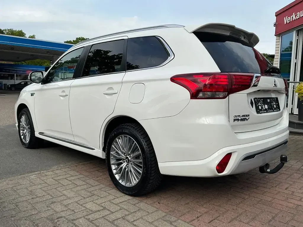 Gebraucht Mitsubishi Outlander P-HEV Basis 135 PS (99 kW) 2021 Weiß SUV