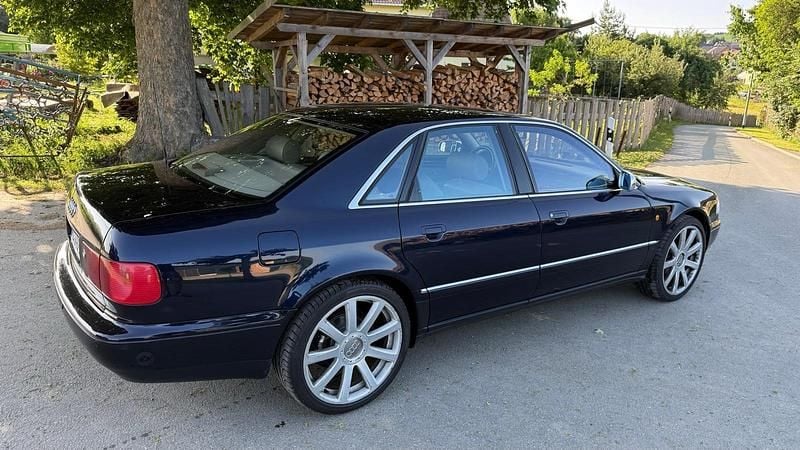 Blau Gebraucht 1997 Audi S8 Limousine | 13.650 € (Fairer Preis) - Bild 1/4