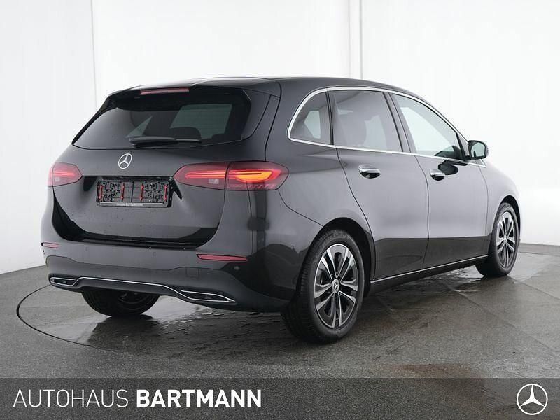 Gebraucht Mercedes B180 Progressive 136 PS (100 kW) 2024 Lack kosmosschwarz Kleinwagen
