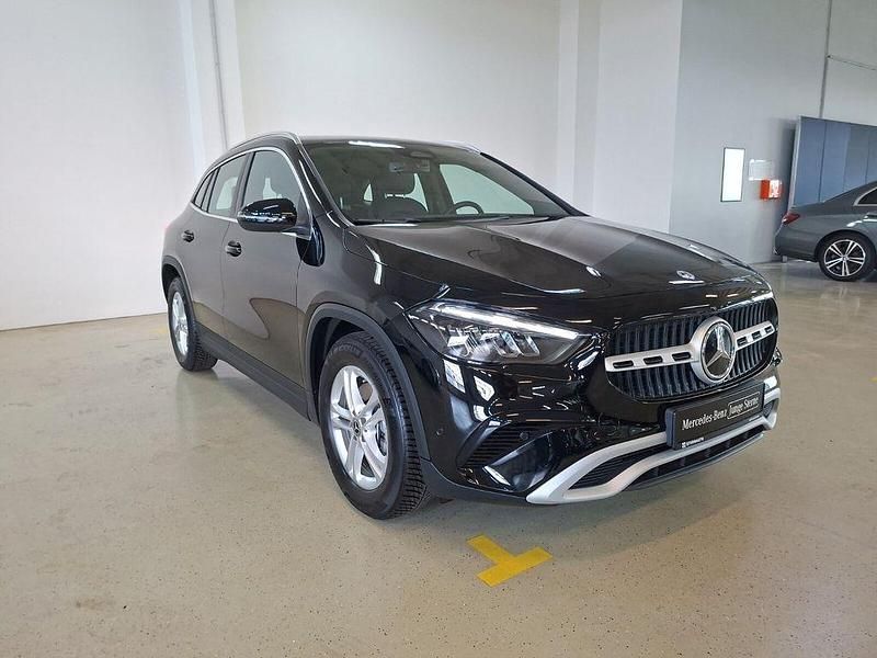 Gebraucht Mercedes GLA200 163 PS (119 kW) 2024 Unilack nachtschwarz SUV
