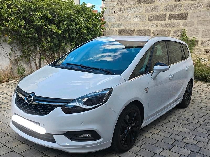 Weiß Gebraucht 2017 Opel Zafira Tourer Van / Kleinbus | 15.490 € - Bild 1/4