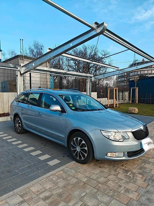 Gebraucht Skoda Superb 140 PS (102 kW) 2011 Blau Kombi