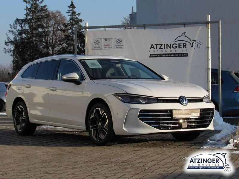 Pure white (weiß) Gebraucht 2024 VW Passat Elegance Kombi | 47.490 € (Teuer) - Bild 1/4