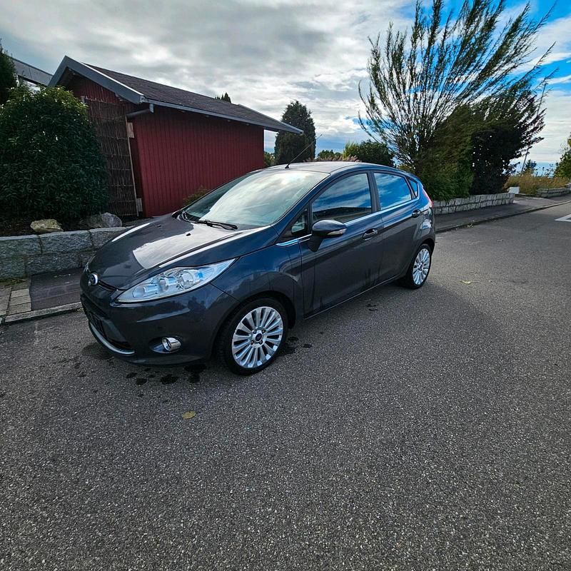 Grau Gebraucht 2010 Ford Fiesta Kleinwagen | 5.555 € (Fairer Preis) - Bild 1/4