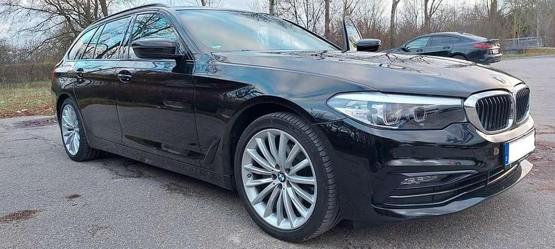 Schwarz Gebraucht 2019 BMW 520 Sport Line Kombi | 28.190 € (Guter Preis) - Bild 1/4