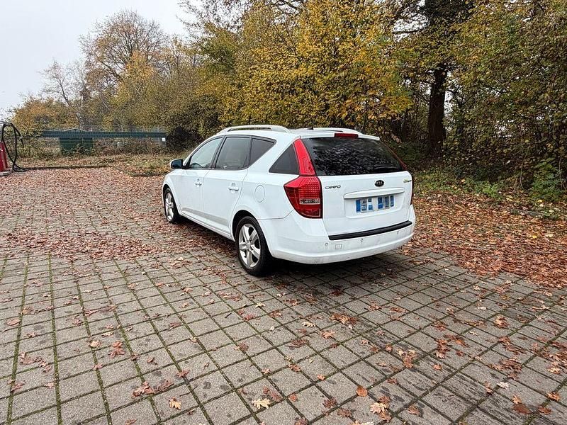 Gebraucht Kia Ceed Spirit 116 PS (85 kW) 2011 Weiß Kleinwagen