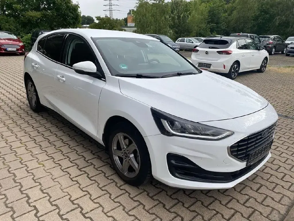 Używany Ford Focus Titanium 125 KM (91 kW) 2023 Biały Sedan/Limuzyna
