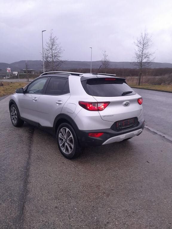 Używany Kia Stonic Vision 120 KM (88 kW) 2018 Srebrny SUV