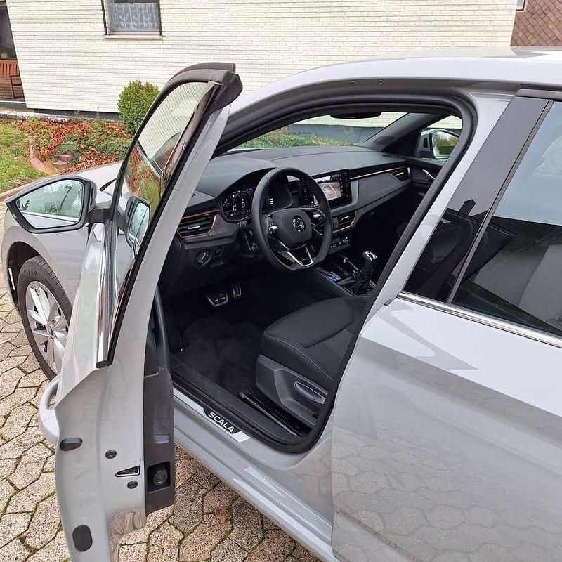 Grau Gebraucht 2024 Skoda Scala Selection Kleinwagen | 23.700 € (Fairer Preis) - Bild 1/3