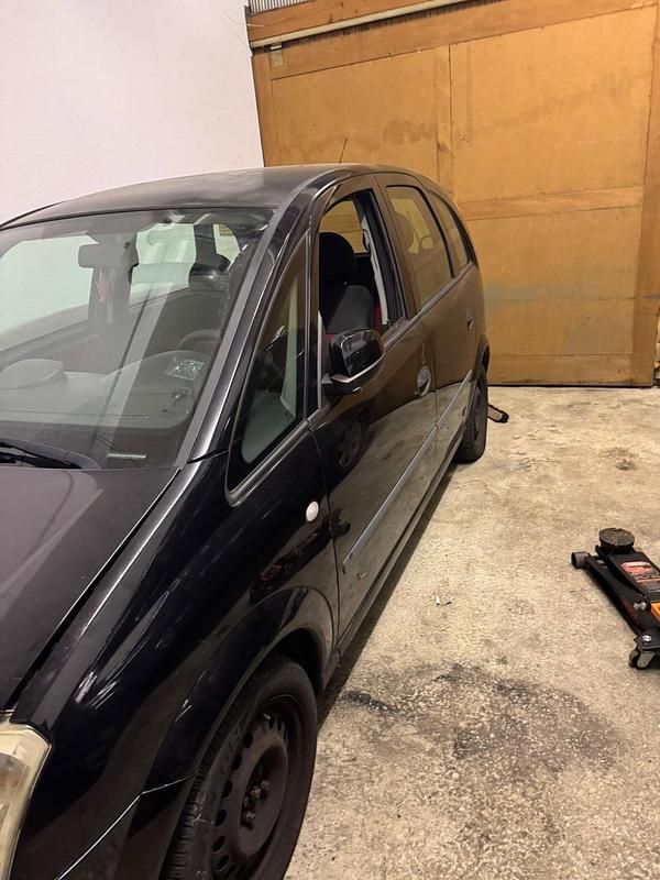Second-hand Opel Meriva 101 CP (74 kW) 2003 Negru Monovolum