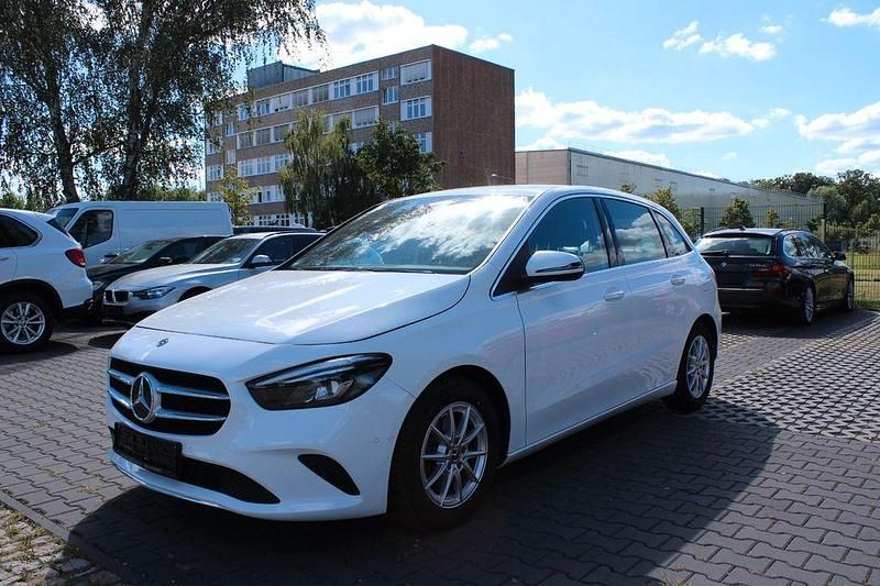 Weiß Gebraucht 2019 Mercedes 180 Limousine | 18.600 € (Superpreis) - Bild 1/4
