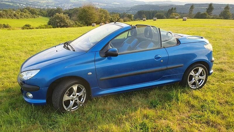 Blau Gebraucht 2001 Peugeot 206 CC Platinum Cabrio | 2.200 € (Teuer) - Bild 1/4