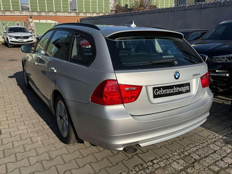 Gebraucht BMW 318 143 PS (105 kW) 2012 Titansilber metallic Kombi
