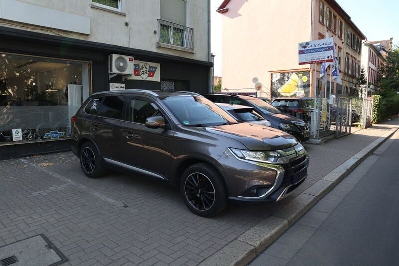 Braun Gebraucht 2019 Mitsubishi Outlander Diamant Edition SUV | 14.800 € (Guter Preis) - Bild 1/4