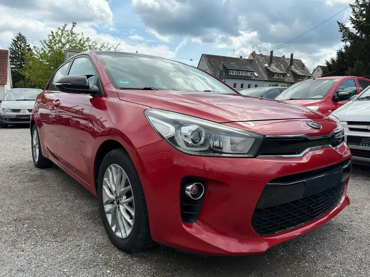 Gebraucht Kia Rio 99 PS (72 kW) 2018 Rot Limousine