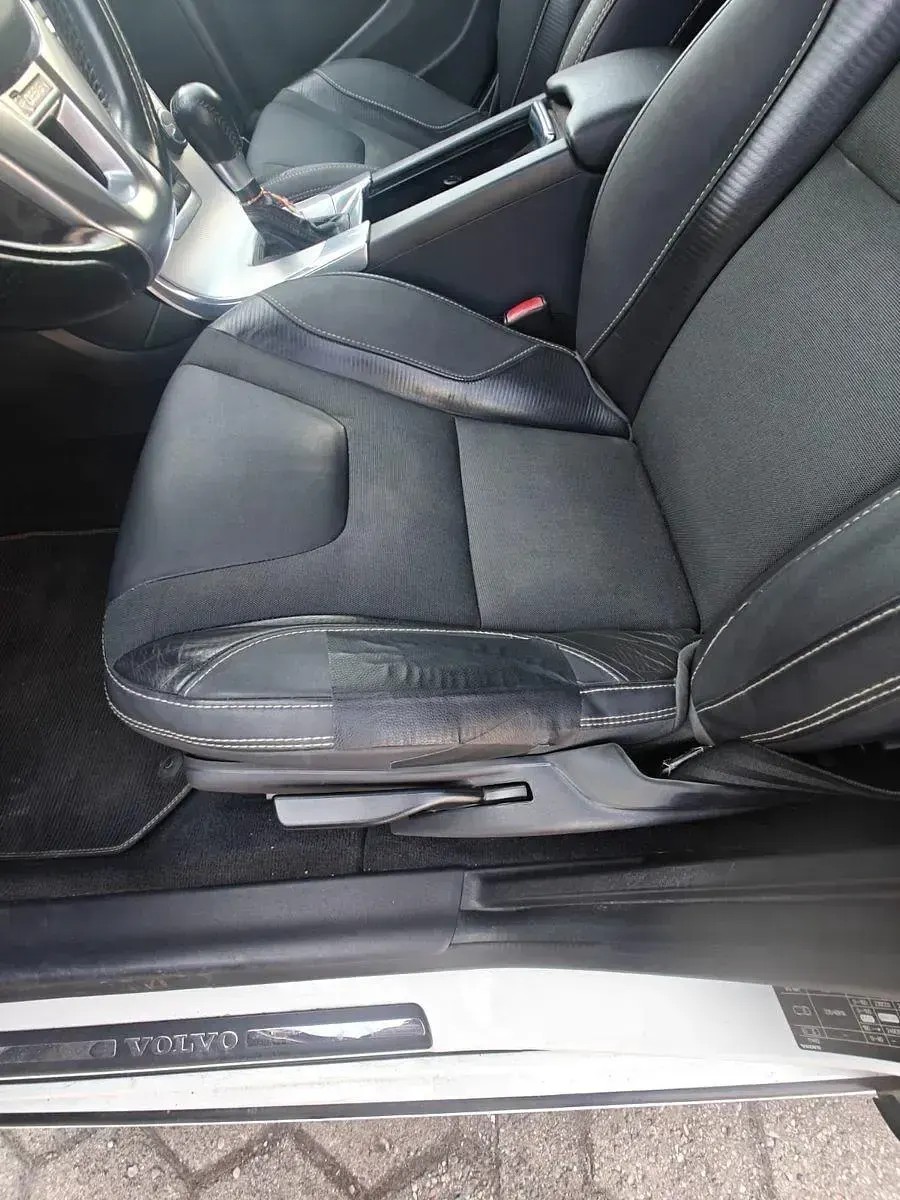 Używany Volvo V60 R-Design 111 KM (81 kW) 2012 Biały Kombi