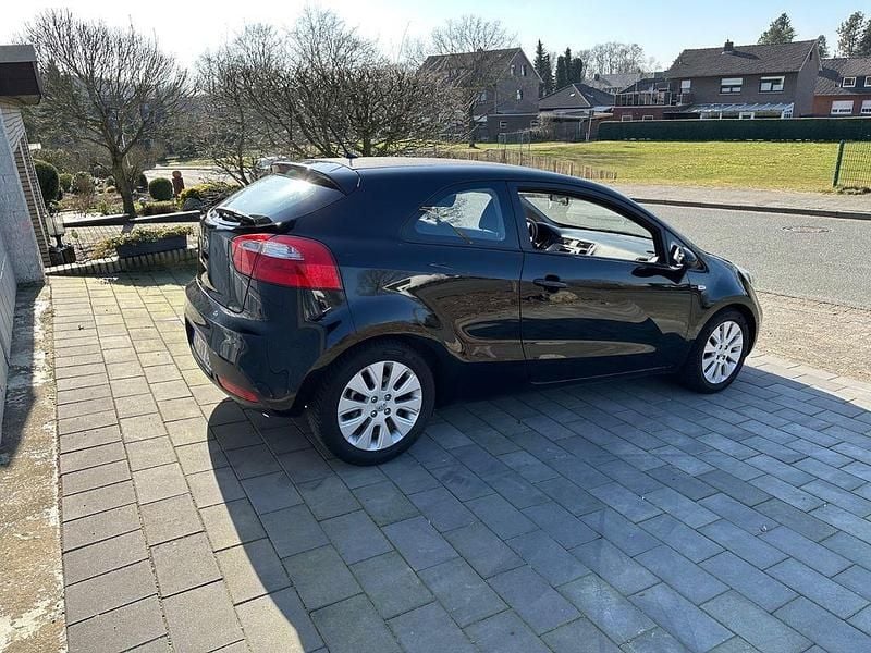 Gebraucht Kia Rio Edition 7 86 PS (63 kW) 2013 Schwarz Limousine