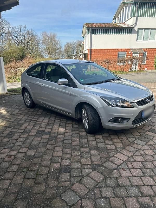 Gebraucht Ford Focus 100 PS (73 kW) 2010 Silber Coupé