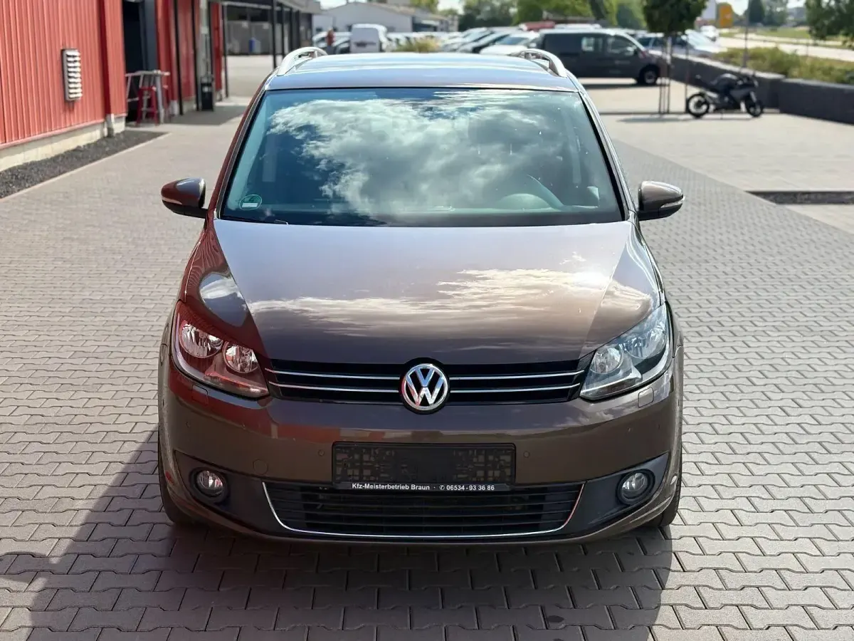Gebraucht VW Touran S 140 PS (102 kW) 2014 Braun Van / Kleinbus