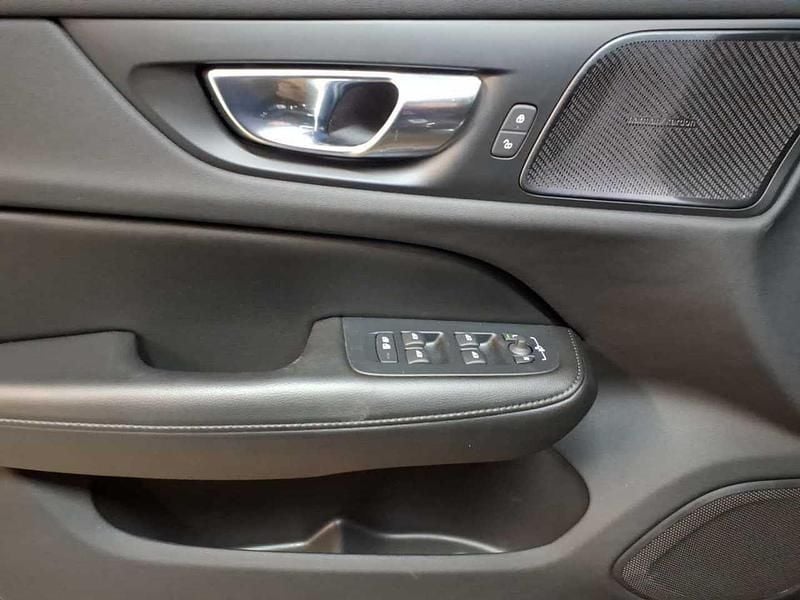 Gebraucht Volvo V60 Inscription 253 PS (186 kW) 2022 Onyx schwarzmetallic Kombi