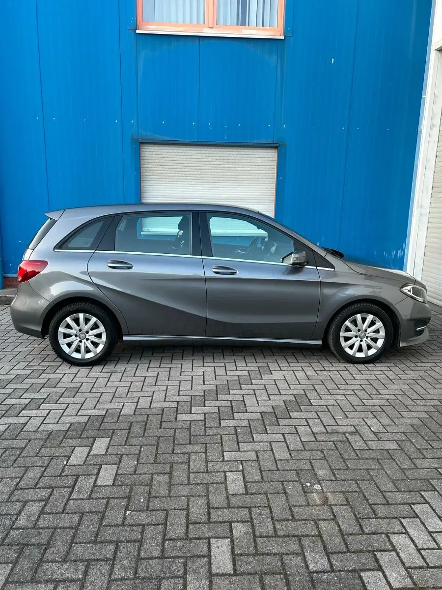 Gebraucht Mercedes B180 Style 122 PS (89 kW) 2016 Grau Kleinwagen