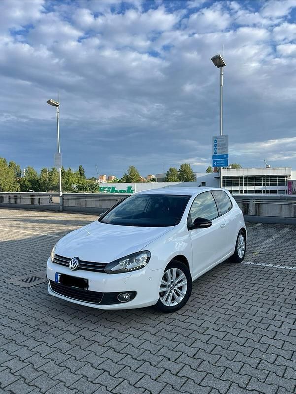 Weiß Gebraucht 2012 VW Golf VI Style Kleinwagen | 5.300 € (Superpreis) - Bild 1/4