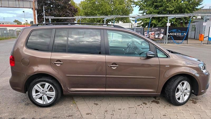 Gebraucht VW Touran Edition 140 PS (102 kW) 2012 Braun Van / Kleinbus