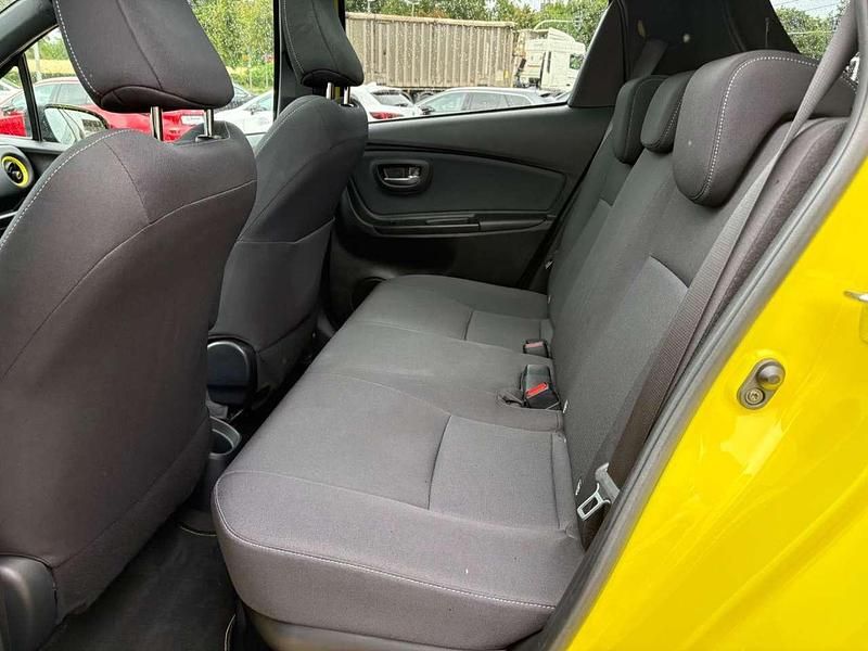 Gebraucht Toyota Yaris Hybrid Basis 101 PS (74 kW) 2017 Gelb Kleinwagen