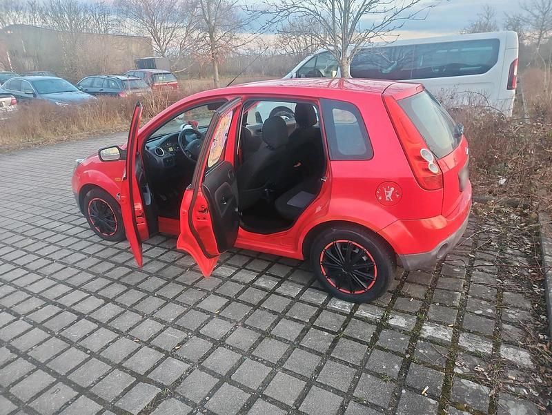 Gebraucht Ford Fiesta 59 PS (43 kW) 2006 Rot Kleinwagen