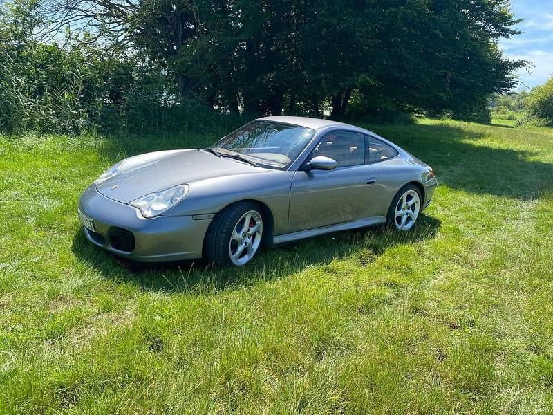 Sealgrau metallic Gebraucht 2003 Porsche 911 Carrera 4S Coupé | 48.888 € (Fairer Preis) - Bild 1/4