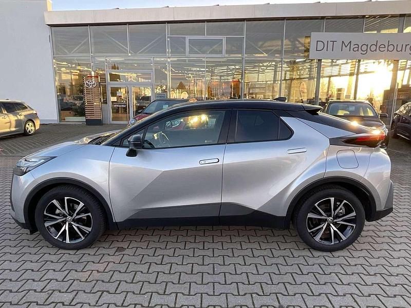 Gebraucht Toyota C-HR Team 140 PS (102 kW) 2024 Silver metallic (1l0)/ black ( SUV