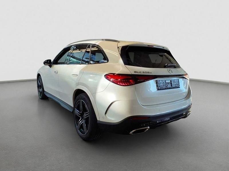 Gebraucht Mercedes GLC220 Night 197 PS (144 kW) 2024 Weiss manufaktur diamantweiß b SUV