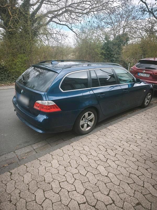 Gebraucht BMW 525 170 PS (125 kW) 2007 Blau Kombi