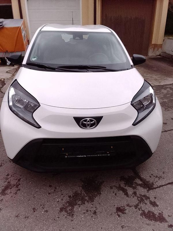 Gebraucht Toyota Aygo 72 PS (52 kW) 2023 Weiß Kleinwagen