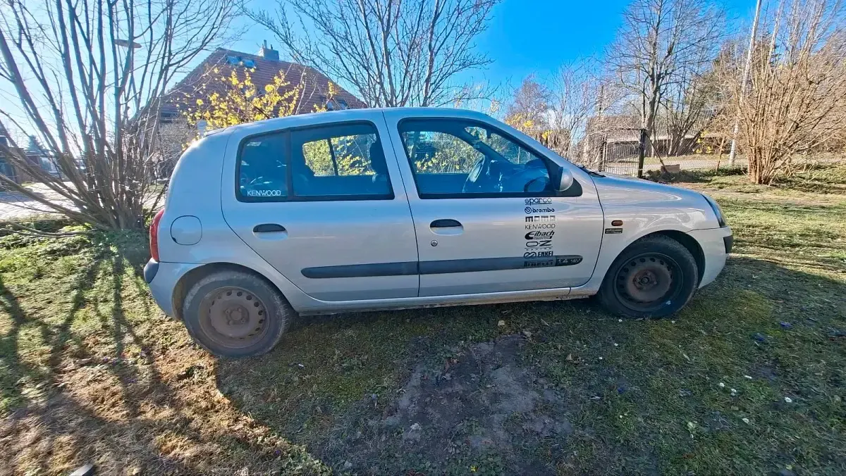 Gebraucht Renault Clio II 98 PS (72 kW) 2001 Silber Kleinwagen