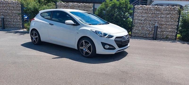 Weiß Gebraucht 2013 Hyundai i30 Classic Limousine | 3.900 € (Superpreis) - Bild 1/4
