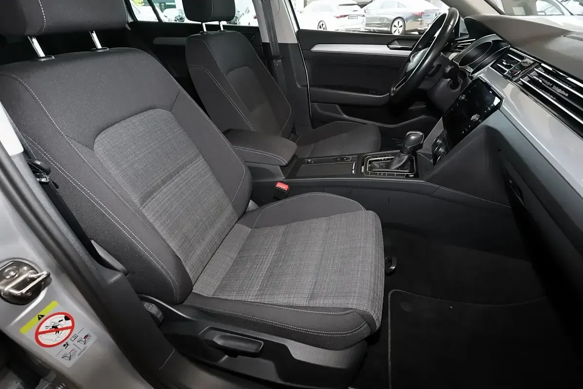 Gebraucht VW Passat Business 150 PS (110 kW) 2019 Reflexsilber Kombi