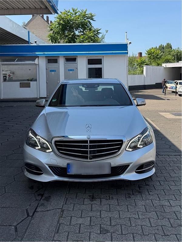 Silber Gebraucht 2013 Mercedes E250 Limousine | 17.400 € (Fairer Preis) - Bild 1/4