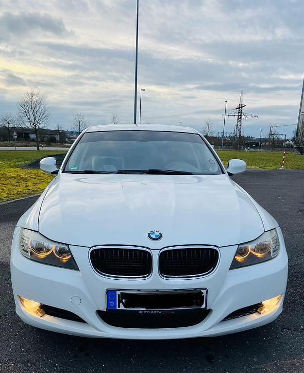 Weiß Gebraucht 2010 BMW 318 Limousine | 2.999 € (Superpreis) - Bild 1/4