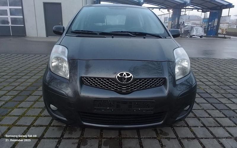 Grau Gebraucht 2009 Toyota Yaris Sol Kleinwagen | 6.500 € (Fairer Preis) - Bild 1/4