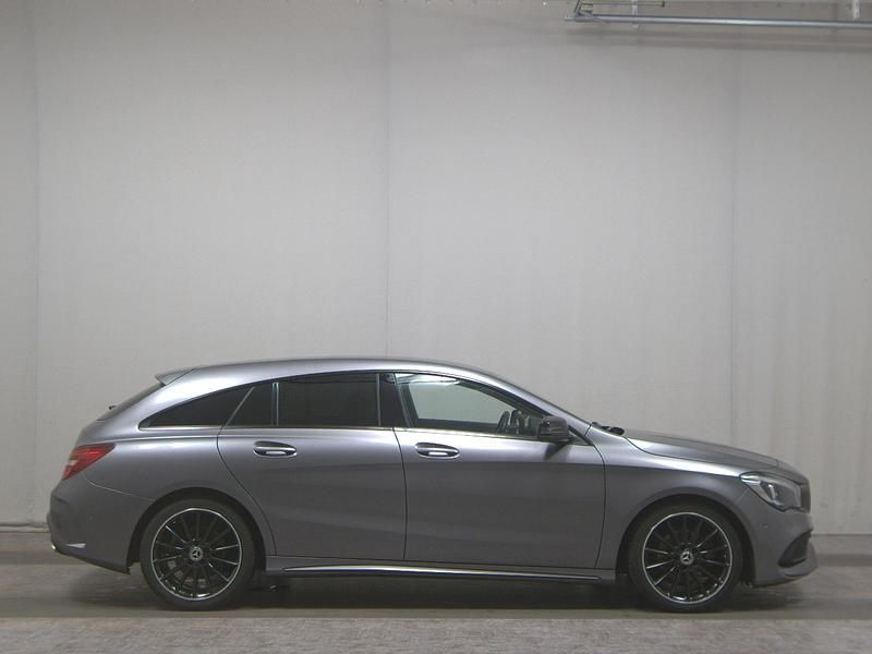 Grau Gebraucht 2019 Mercedes CLA200 Shooting Brake AMG line Kombi | 16.480 € (Fairer Preis) - Bild 1/4