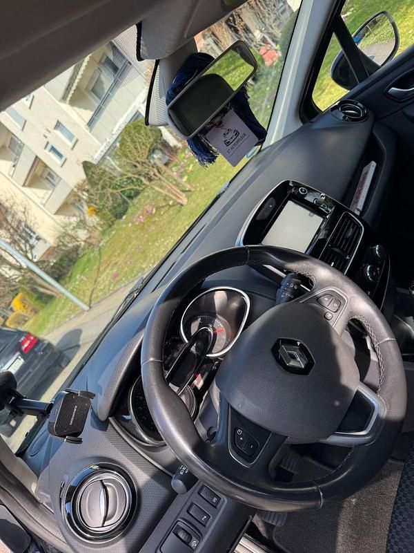 Schwarz Gebraucht 2017 Renault Clio IV Intens Kleinwagen | 8.799 € (Teuer) - Bild 1/4