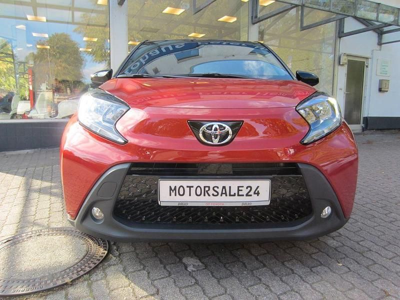 Rot Gebraucht 2022 Toyota Aygo Pulse Kleinwagen | 16.390 € (Fairer Preis) - Bild 1/4